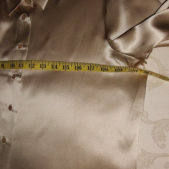 JONES NEW YORK 100% SILK BLOUSE LONG SLEEVES SHIRT TAIL HEM LGT TAUPE NWT SZ 10 - Picture 6 of 7